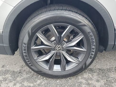 Certified 2023 Volkswagen Tiguan SE image 5