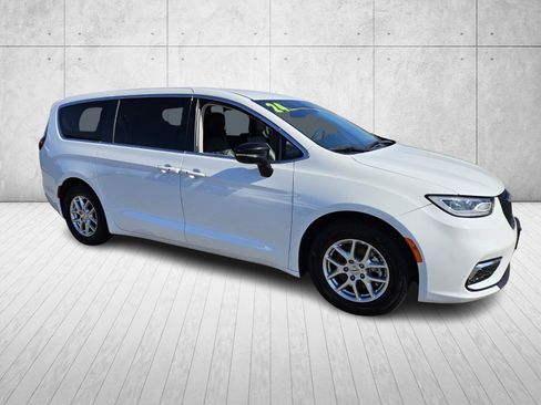 Used 2024 Chrysler Pacifica Touring-L image 1