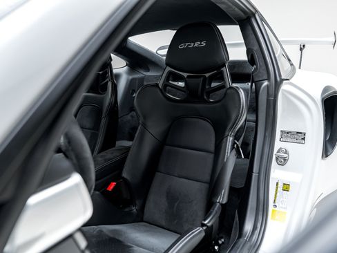 Used 2019 Porsche 911 GT3 RS RWD image 4