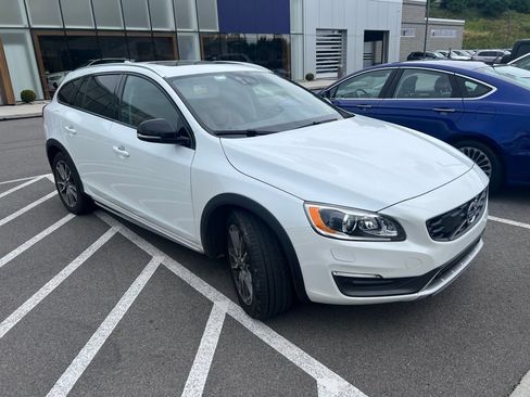 Used 2015 Volvo V60 T5 Cross Country Platinum AWD/4WD image 3