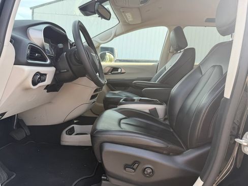 Used 2023 Chrysler Pacifica Touring-L FWD image 5