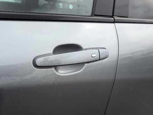 Used 2023 Chevrolet Equinox RS FWD image 16