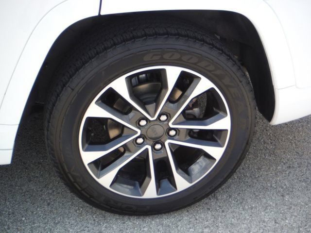 Certified 2023 Jeep Grand Cherokee Overland w/ Luxury Tech Group IV AWD/4WD image 3
