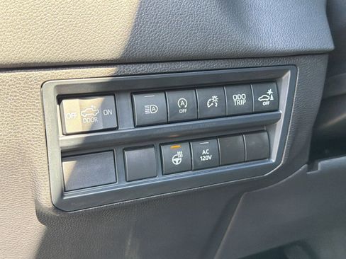 Used 2025 Toyota Tundra Limited AWD/4WD image 40