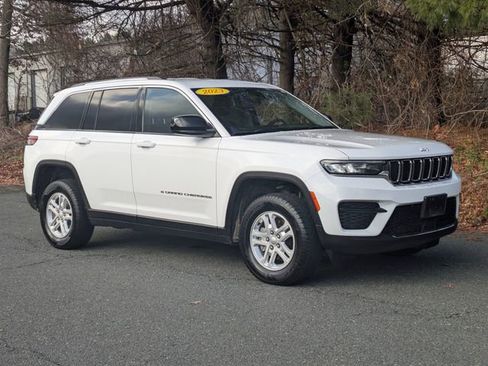 Certified 2023 Jeep Grand Cherokee Laredo AWD/4WD image 3