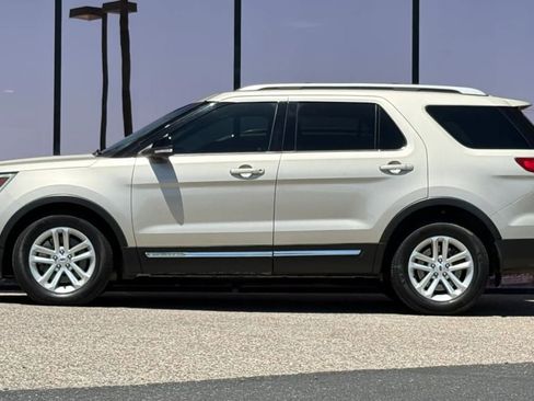Used 2017 Ford Explorer XLT FWD image 5