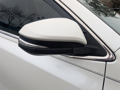 Used 2015 Toyota Highlander XLE image 12