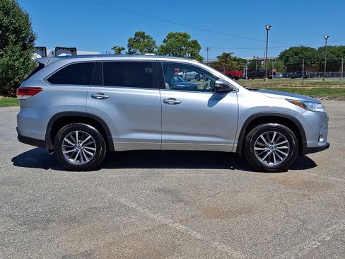 Used 2017 Toyota Highlander XLE w/ Carpet Mat Package AWD/4WD image 7