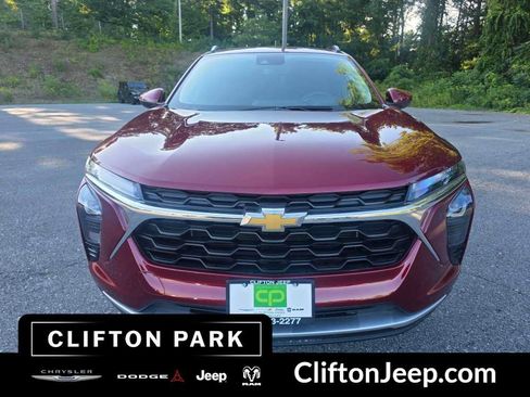 Used 2025 Chevrolet Trax LT FWD image 2