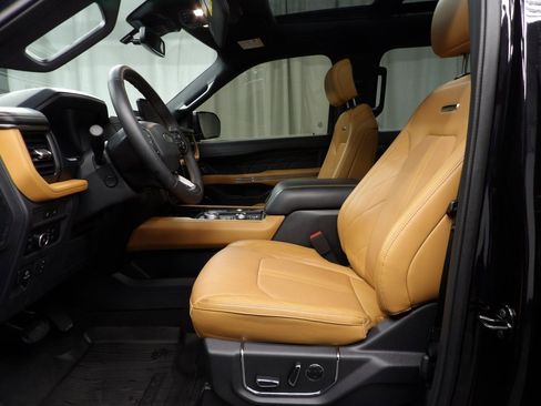 Used 2024 Ford Expedition Platinum image 9