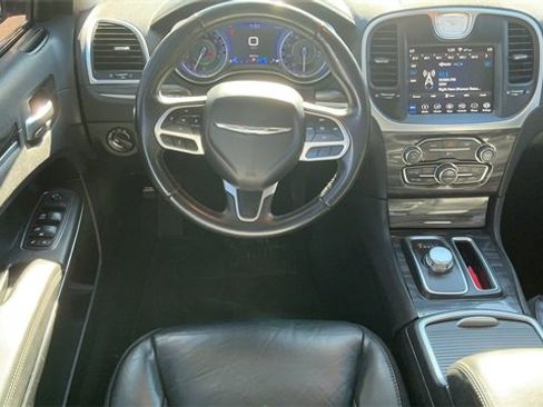Used 2018 Chrysler 300 Touring L image 13