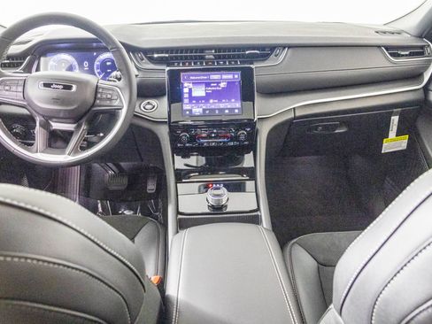 New 2025 Jeep Grand Cherokee Altitude image 3