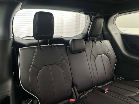 New 2026 Chrysler Pacifica Limited image 40