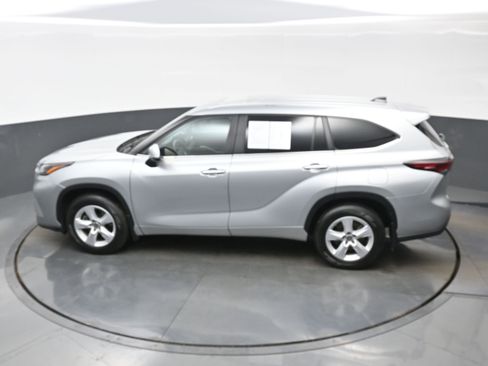 Used 2024 Toyota Highlander LE image 37
