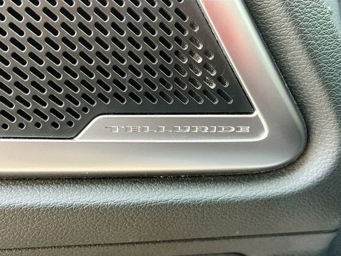 Used 2025 Kia Telluride EX w/ EX Captain's Chair Package FWD image 19