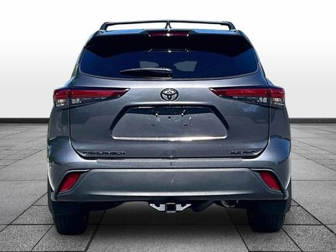 Used 2022 Toyota Highlander XLE AWD/4WD image 8