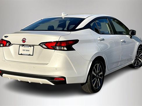 Used 2022 Nissan Versa SV image 6