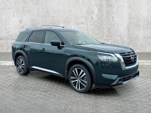 Used 2024 Nissan Pathfinder Platinum image 2