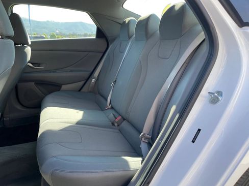 Used 2022 Hyundai Elantra SE FWD image 18