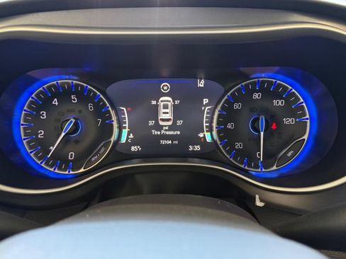 Used 2023 Chrysler Pacifica Touring-L FWD image 12