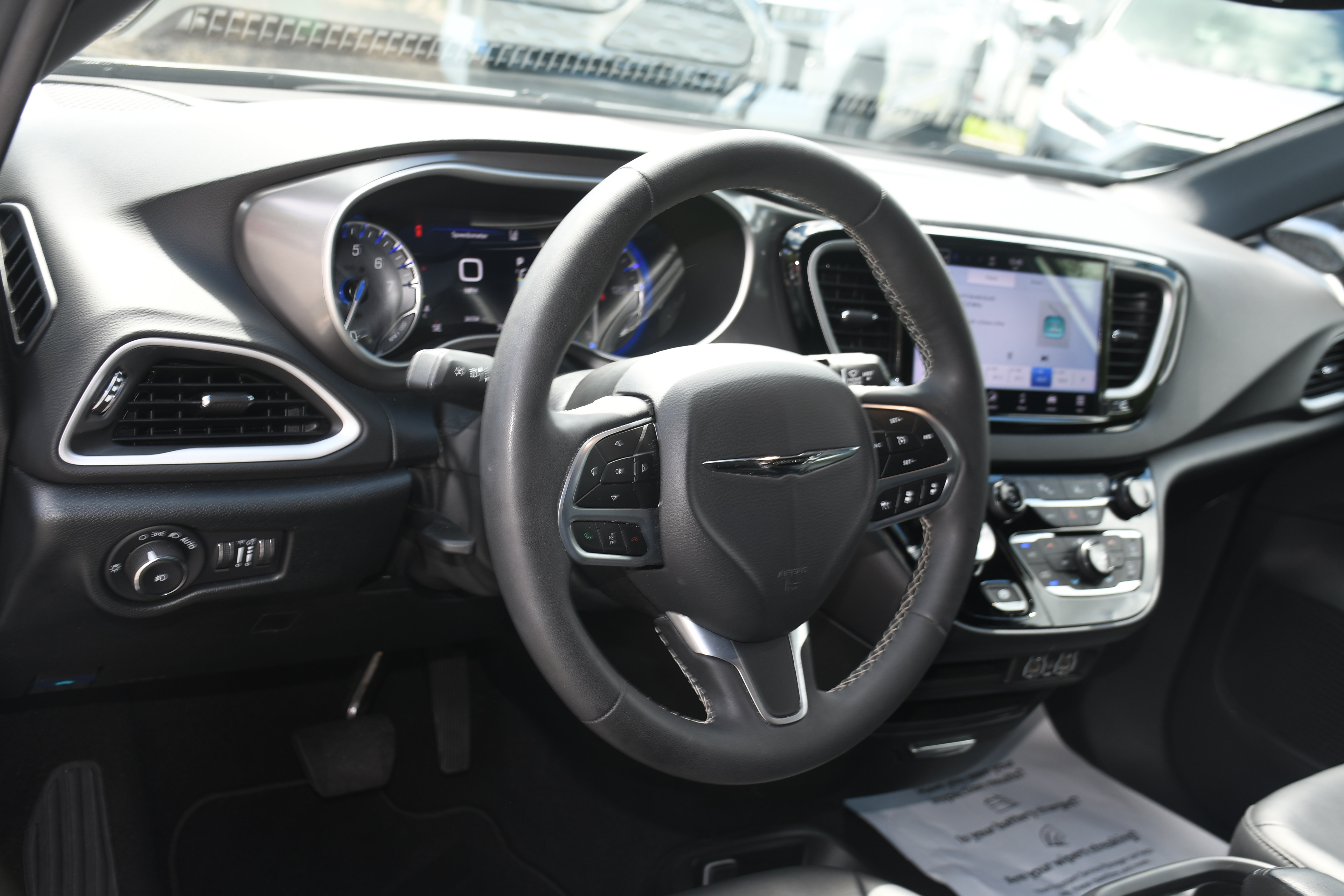 Used 2025 Chrysler Pacifica Select FWD image 8