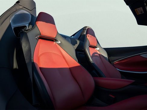 Used 2025 McLaren Artura Spider image 60