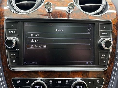 Used 2017 Bentley Bentayga image 36