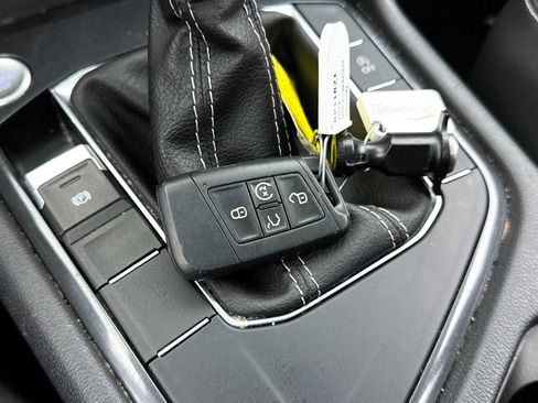 Used 2022 Volkswagen Tiguan SE w/ Panoramic Sunroof Package image 37