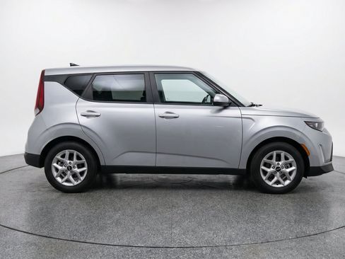 Used 2025 Kia Soul LX w/ LX Technology Package FWD image 11