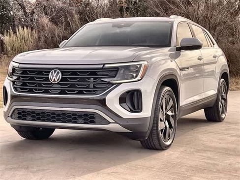 Used 2024 Volkswagen Atlas Cross Sport SE image 2