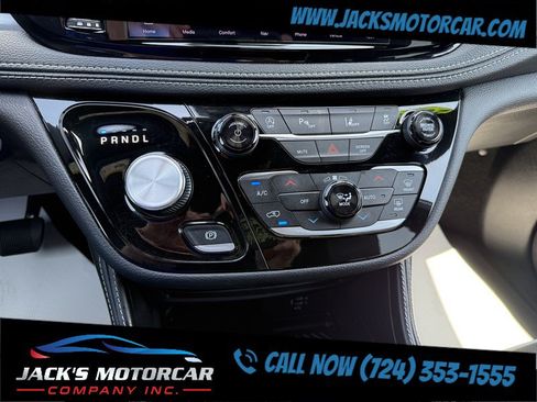 Used 2026 Chrysler Pacifica Limited FWD image 16