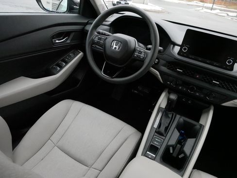 Certified 2025 Honda Accord SE image 9