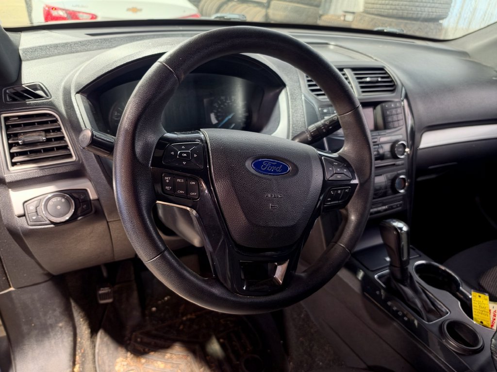 Used 2017 Ford Explorer XLT FWD image 4