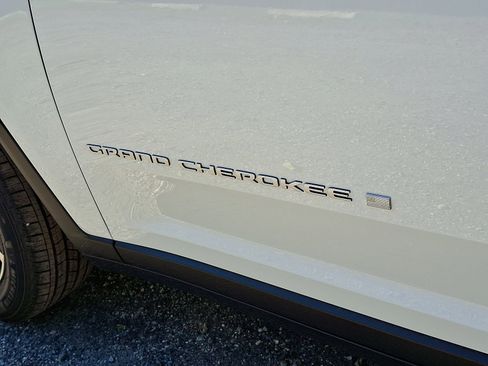 New 2025 Jeep Grand Cherokee Limited image 16