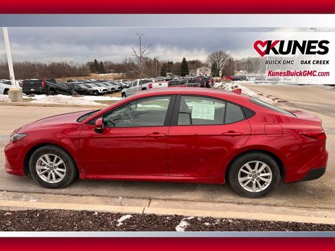 Used 2025 Toyota Camry SE image 6