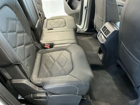 Used 2025 Volkswagen Atlas SE FWD image 18
