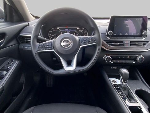 Used 2025 Nissan Altima 2.5 SV FWD image 6
