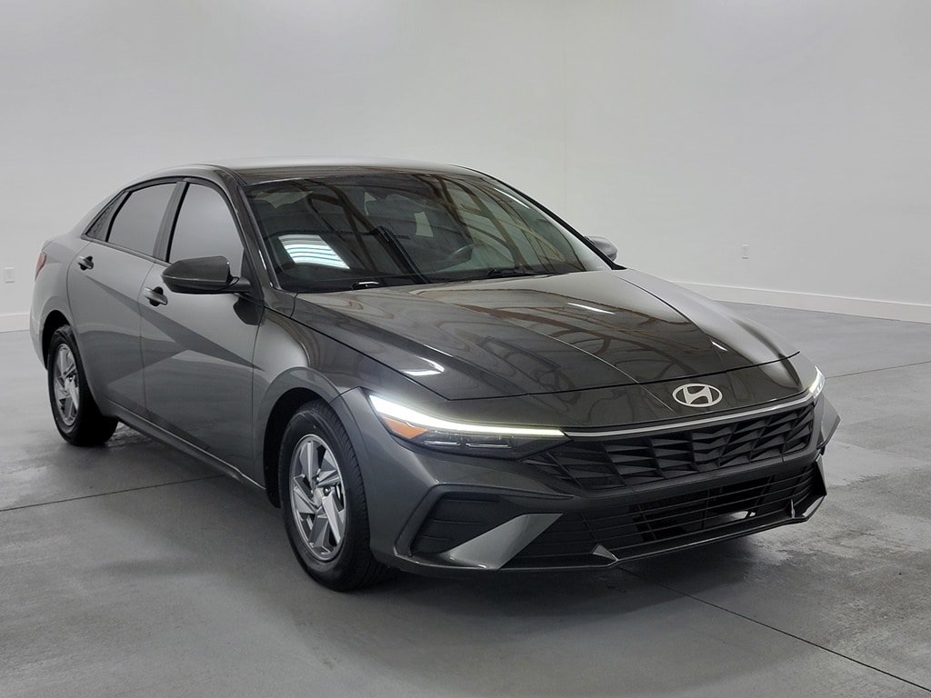 Used 2024 Hyundai Elantra SE FWD image 2