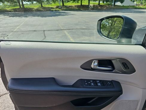 Used 2023 Chrysler Pacifica Touring-L FWD image 19
