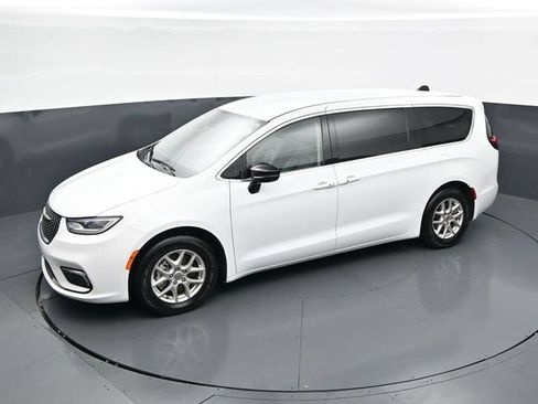 Used 2024 Chrysler Pacifica Touring-L FWD image 36