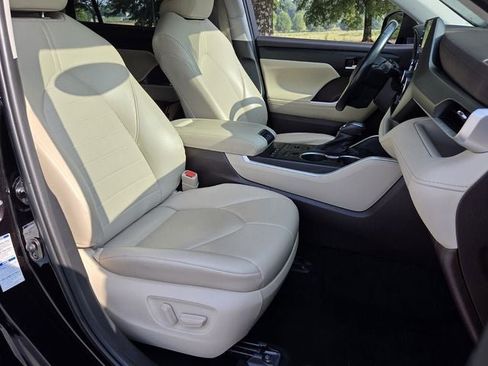 Used 2021 Toyota Highlander XLE AWD/4WD image 18