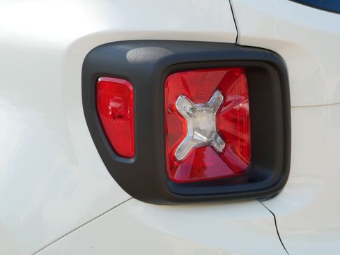 Used 2023 Jeep Renegade Trailhawk w/ Trailhawk Elite Group AWD/4WD image 17