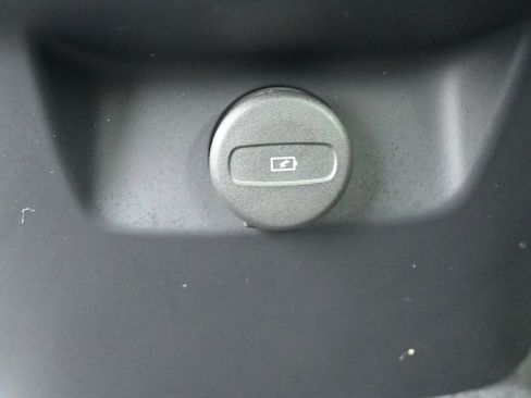 Used 2024 Volvo XC60 B5 Plus w/ Protection Package Premier image 17