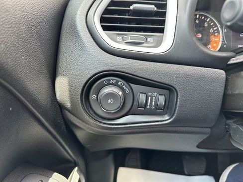 Used 2018 Jeep Renegade Latitude w/ Cold Weather Group image 20