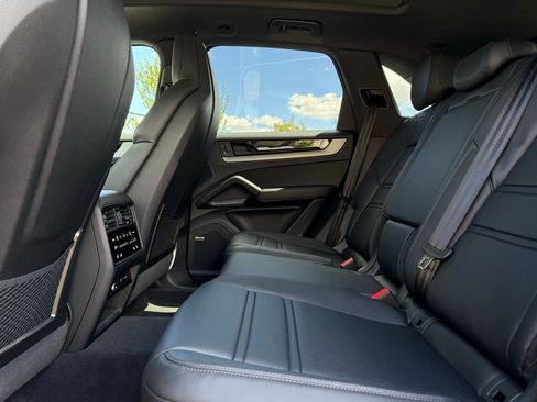 Used 2026 Porsche Cayenne AWD/4WD image 30