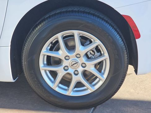 Used 2024 Chrysler Pacifica Touring-L image 37