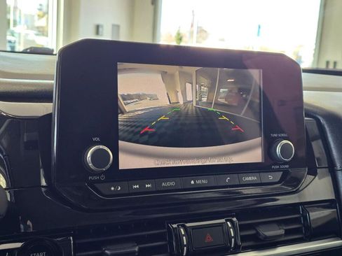 Used 2025 Nissan Pathfinder SV image 30