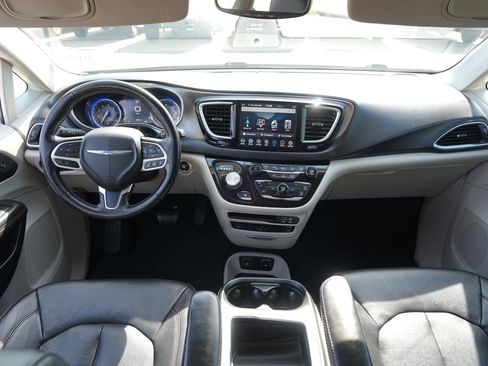 Used 2020 Chrysler Pacifica Touring-L Plus w/ Advanced Safetytec Group FWD image 24