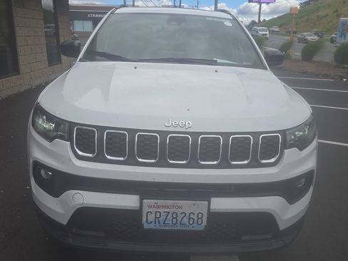 Used 2025 Jeep Compass Latitude w/ Sun & Sound Group AWD/4WD image 2