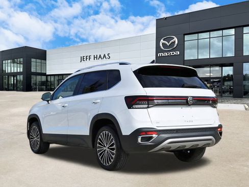 Used 2025 Volkswagen Taos SE image 2